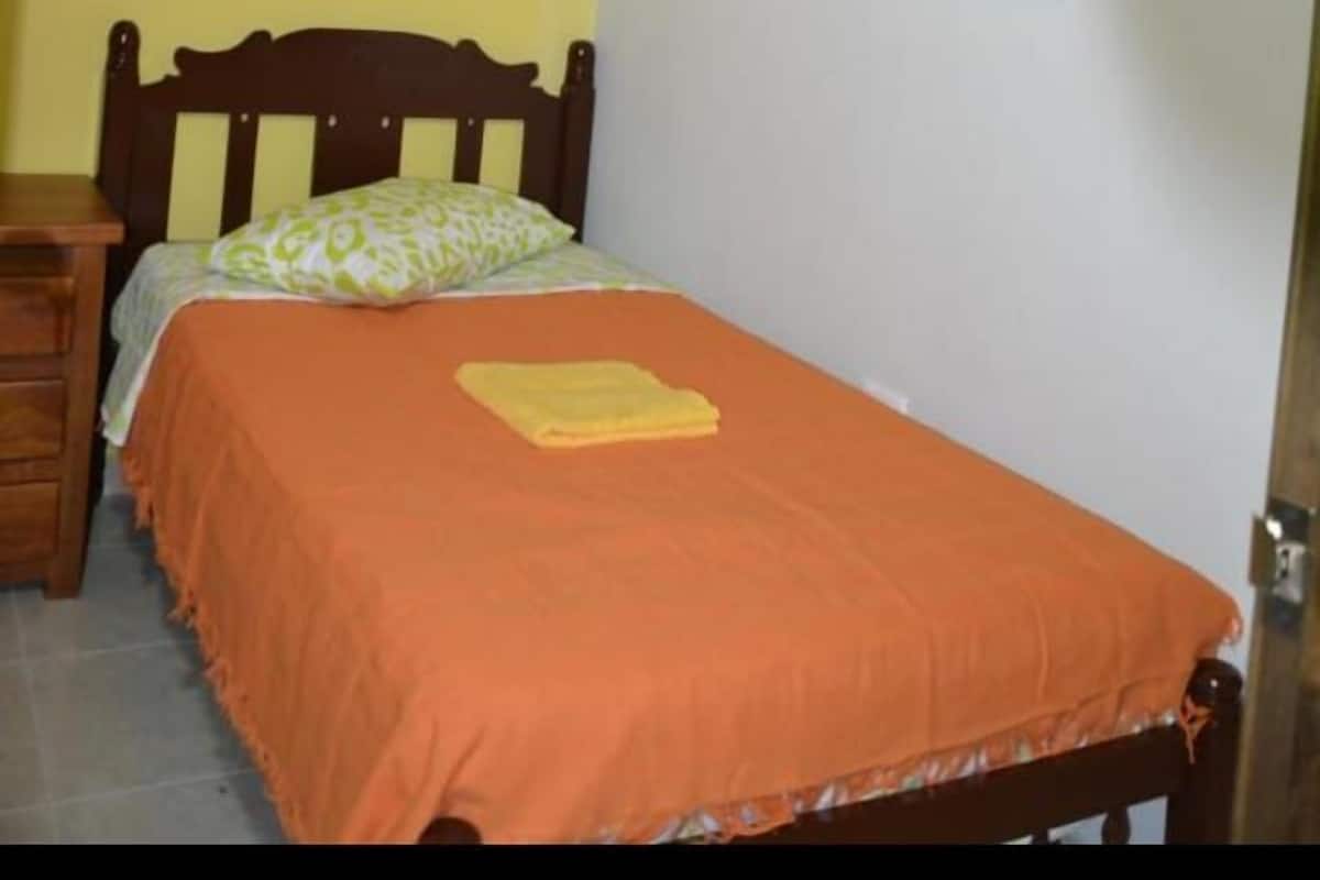 Habitación individual | 1 dormitorio, wifi gratis, ropa de cama