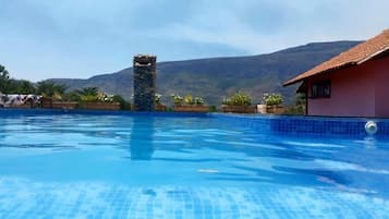 2 piscinas externas, piscina infinita