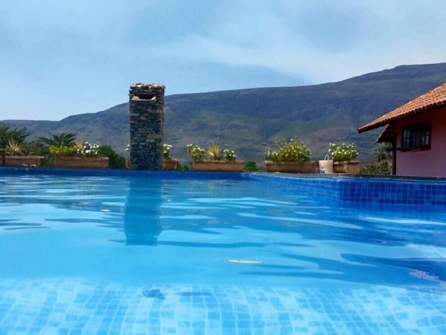 2 piscinas al aire libre, una piscina con borde infinito