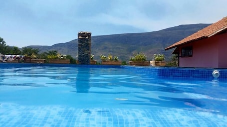2 piscinas al aire libre, una piscina infinita