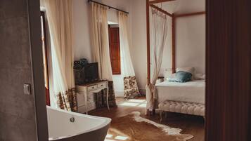 Ducha, secador de pelo, toallas y jabón