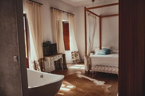 Shower, hair dryer, towels, soap - Hotel Luz Almonaster (Almonaster la Real)