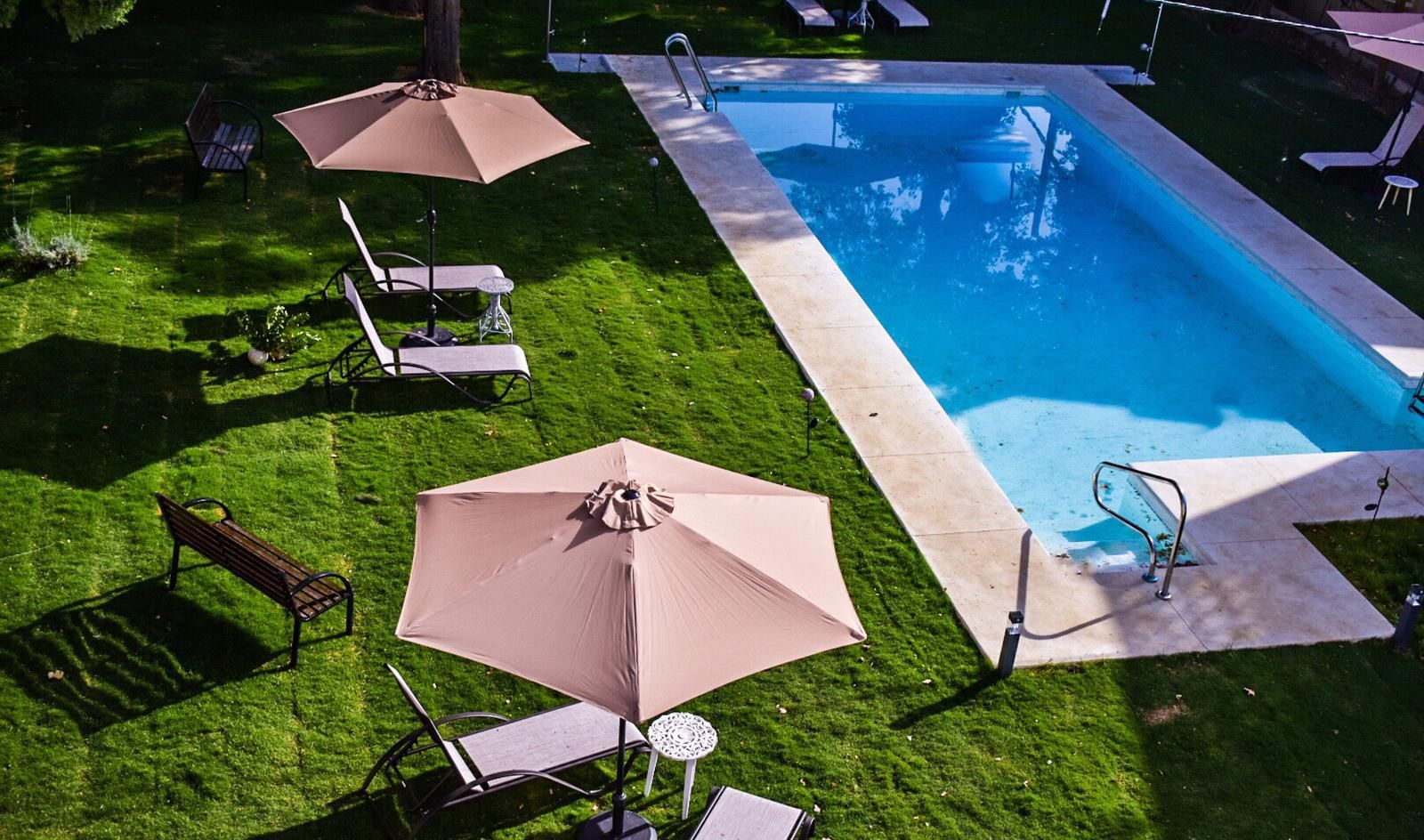 Een seizoensgebonden buitenzwembad