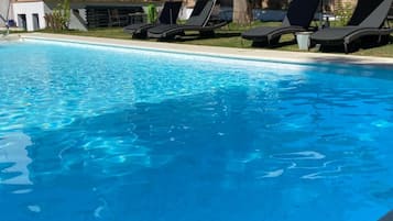 Una piscina al aire libre de temporada