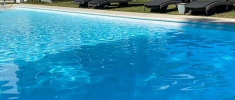 Una piscina al aire libre de temporada