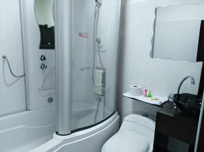 Shower, free toiletries, towels