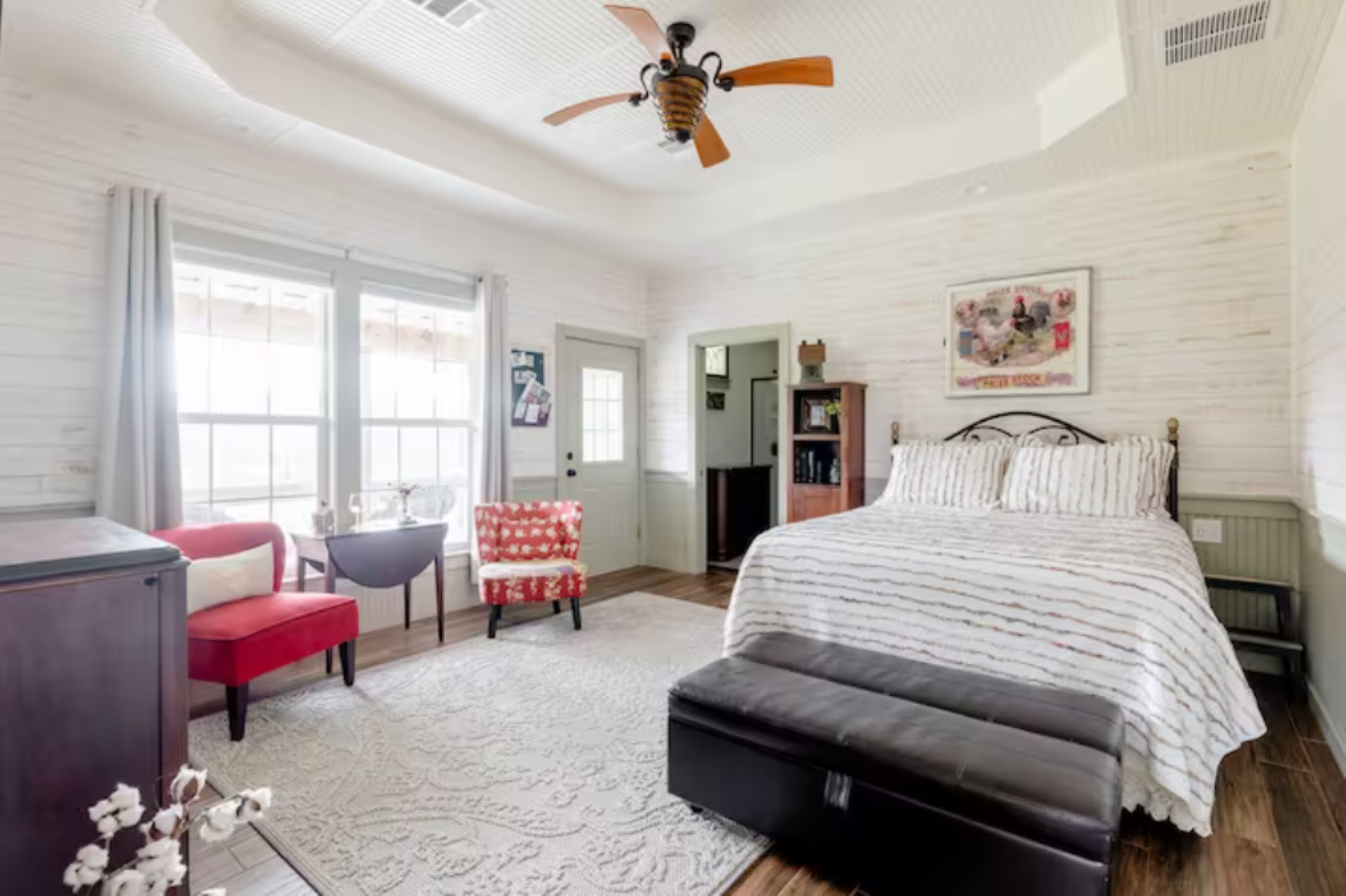 Suite Roseanna | Premium bedding, individually decorated, individually furnished