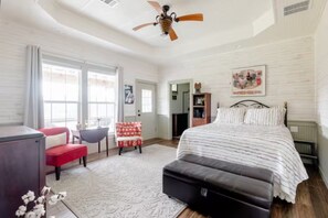 Suite Roseanna | Premium bedding, individually decorated, individually furnished