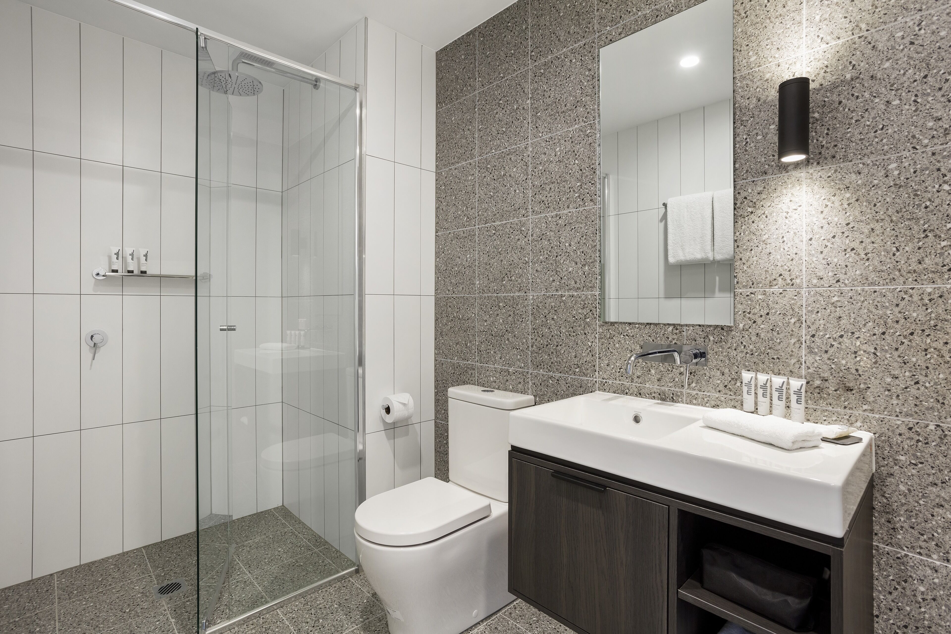 Studio | Bathroom | Shower, free toiletries, hair dryer, towels