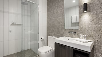 Studio | Bathroom | Shower, free toiletries, hair dryer, towels