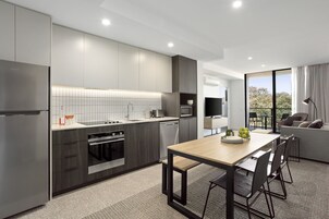 Apartamento, 2 quartos, 2 banheiros | Área de estar | TV de tela plana