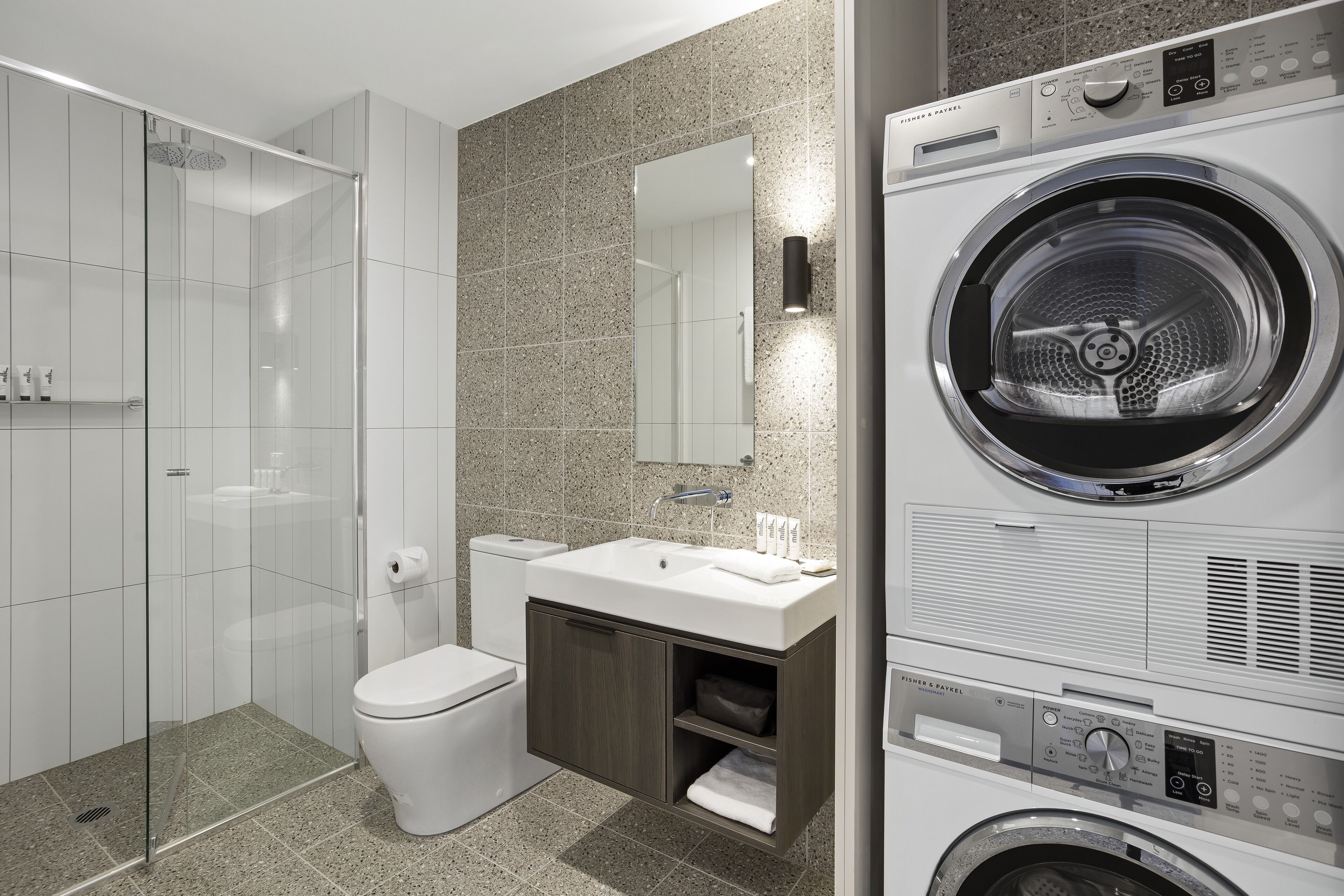 Apartment, 1 Bedroom | Bilik Mandi | Pancuran mandi, kelengkapan dandanan diri percuma, pengering rambut 