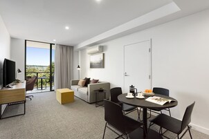 Apartamento, 1 quarto | Área de estar | TV de tela plana