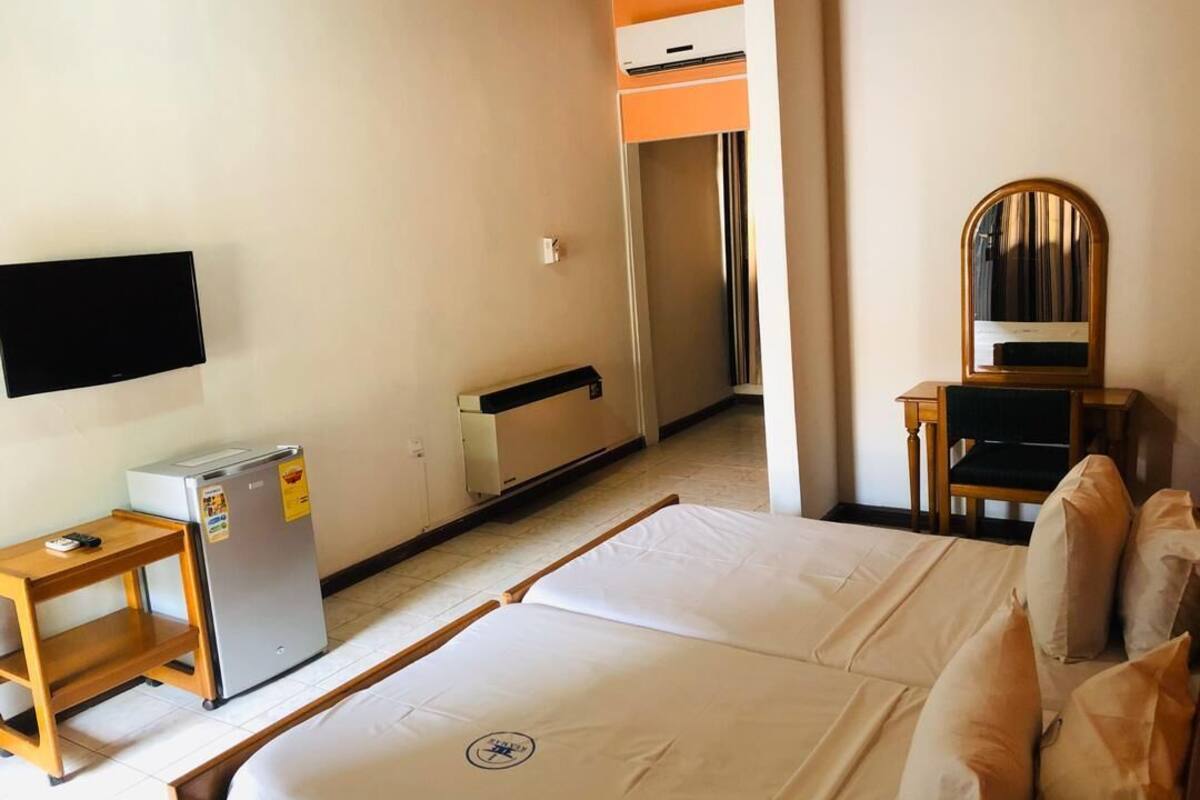 Meja kerja, ruang kerja ramah laptop, dan tempat tidur bayi gratis