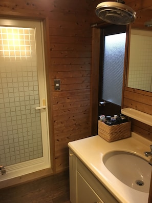 Separate bathtub and shower, deep-soaking bathtub, free toiletries