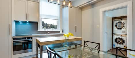Deluxe-Apartment | Eigene Küche | Großer Kühlschrank, Mikrowelle, Ofen, Herdplatte