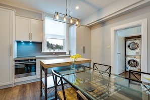 Apartament Deluxe | Cuina privada | Frigorífic gran, microones, forn i placa de cuina 