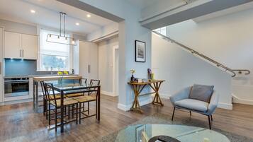 2 Bedroom Deluxe Apartment | Living area | Flat-screen TV