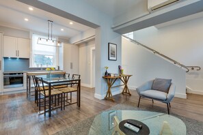 2 Bedroom Deluxe Apartment | Living area | Flat-screen TV - City Retreat Hobart (Hobart)