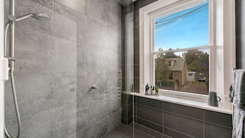 2 Bedroom Deluxe Apartment | Bathroom | Shower, free toiletries, hair dryer, slippers