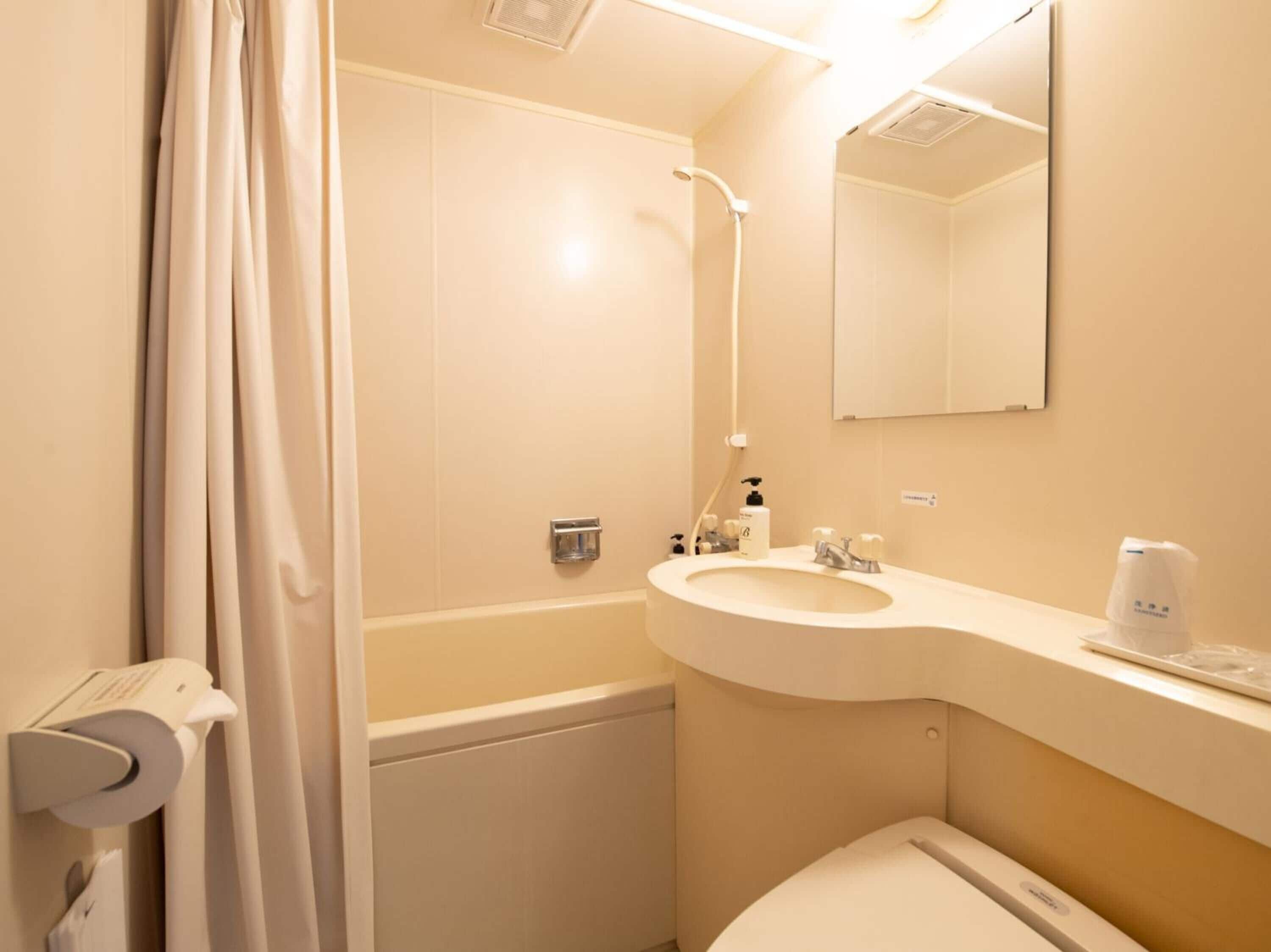 combined shower/bathtub, deep-soaking bathtub, free toiletries