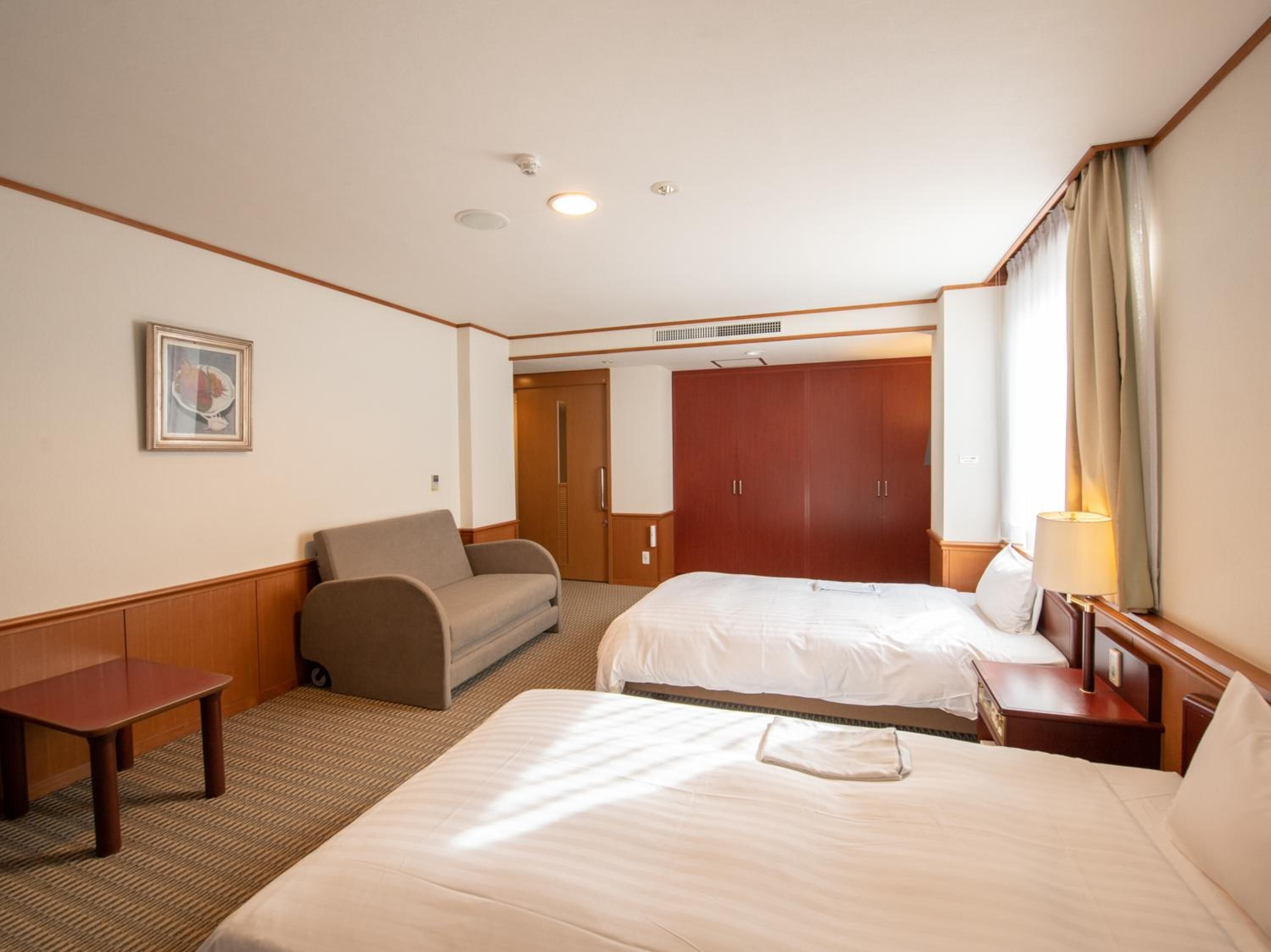 desk, iron/ironing board, free wifi