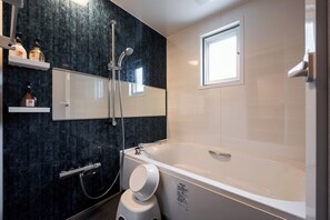 Zimmer (A type) | Badezimmer | Badewanne und Dusche (separat), Komfortbadewanne