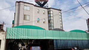 A building with a green awning and a sign above the entrance. - Gunsan King Motel (Gunsan)