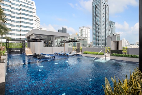 Piscine extérieure, parasols de plage. Eleven Hotel Bangkok