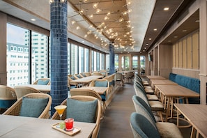 Se sirven desayunos, almuerzos y cenas; cocina local e internacional