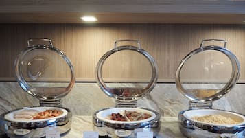 Πρωινό σε μπουφέ καθημερινά (550 THB/άτομο)