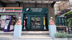 The entrance to Pannenee Residence at Dinsor, featuring a welcoming sign and two elephant statues. - Super OYO 483 Pannee Hotel Khaosan (Bangkok)