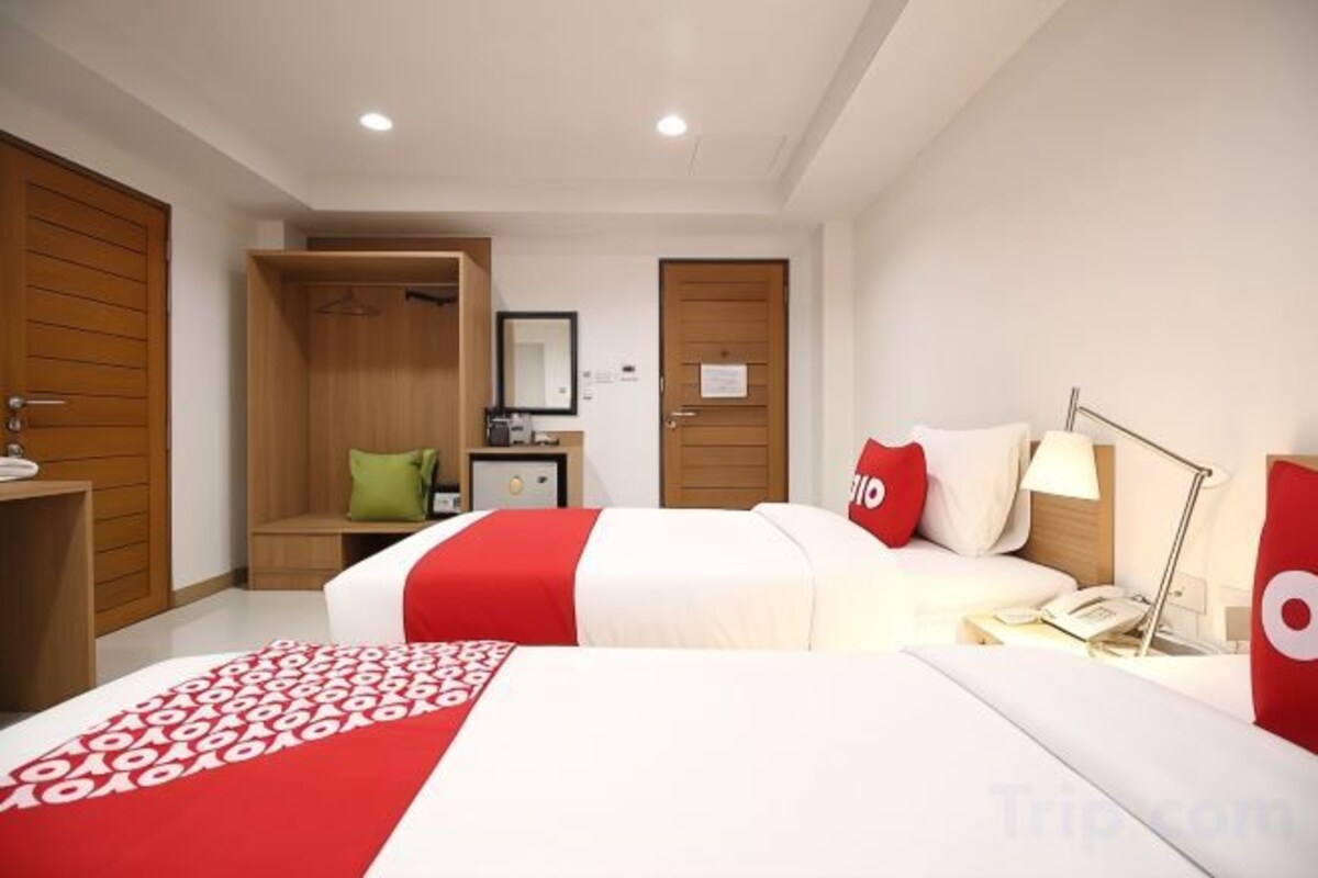 Desk, free WiFi, bed sheets