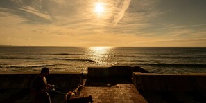 بالقرب من الشاطئ