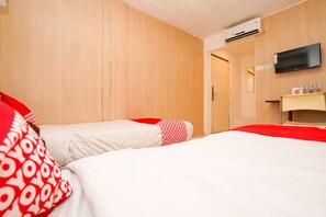 Standard Twin Room | Desk, free WiFi, bed sheets - Super OYO Naomi Heritage (Surabaya)