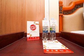 Deluxe Double Room | Room amenity - Super OYO Naomi Heritage (Surabaya)