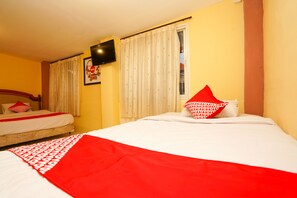 Superior Suite | Desk, free WiFi, bed sheets - Super OYO Naomi Heritage (Surabaya)