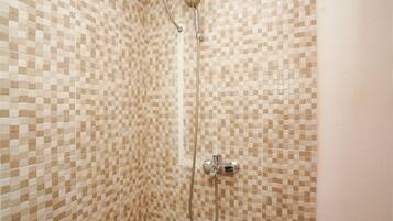 Standard Twin Room | Bathroom shower