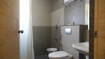 Shower, rainfall showerhead, free toiletries, towels