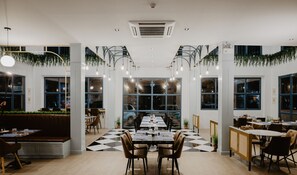 2 restaurants, breakfast, lunch, dinner served; Thai cuisine