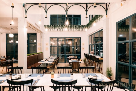2 restaurantes; se sirve desayuno, almuerzo y cena; cocina tailandesa
