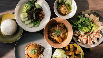 2 restaurants, serveren ontbijt, lunch, diner, Thaise gerechten