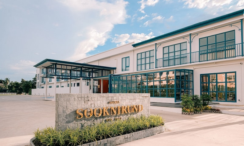 Weiße Fassade des Sooknirund Hotel in Chiang Rai