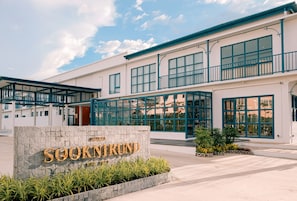 A hotel entrance with a sign reading "HOTEL SOOKNIRUND" and a covered walkway.