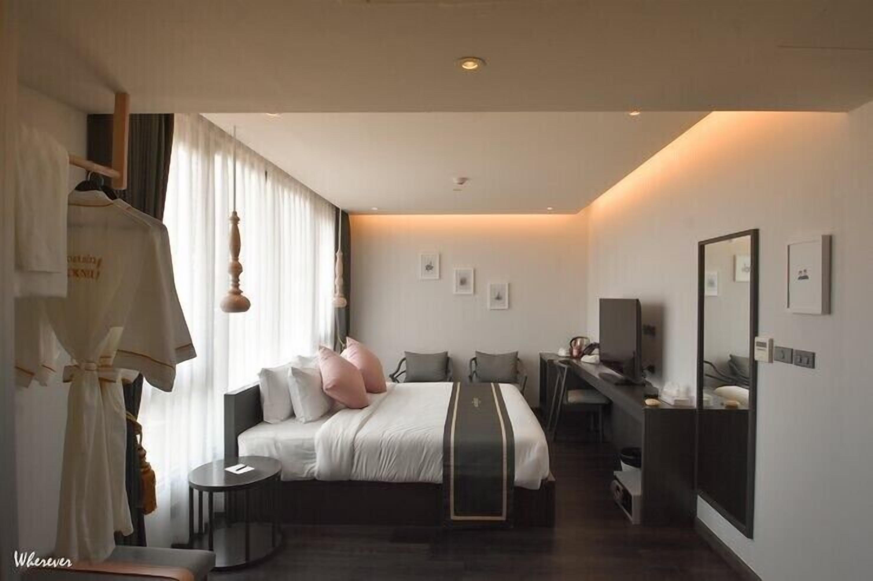 Standard King Room | Minibar, in-room safe, desk, laptop workspace