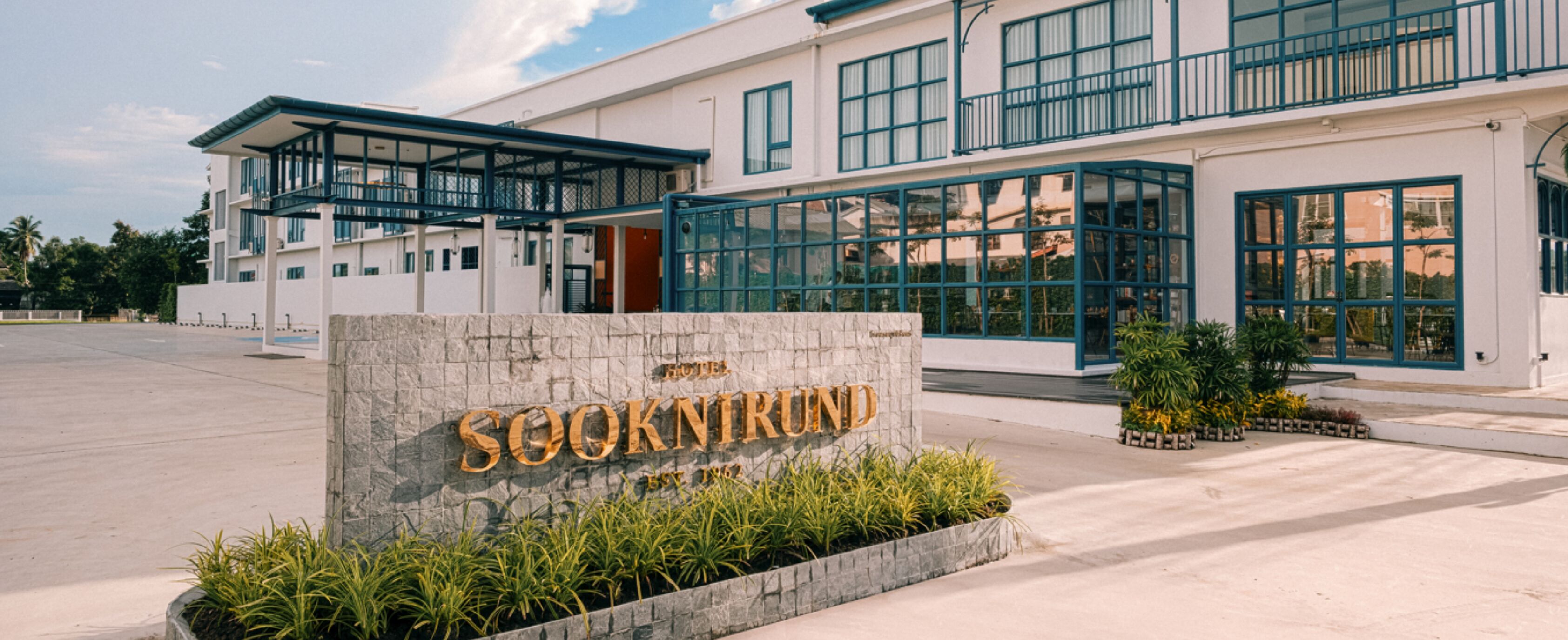 A hotel sign with the name "SOKNIRUND" and a date "EST 1962".