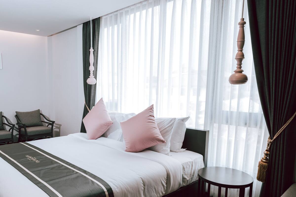 Standard King Room | Minibar, in-room safe, desk, laptop workspace