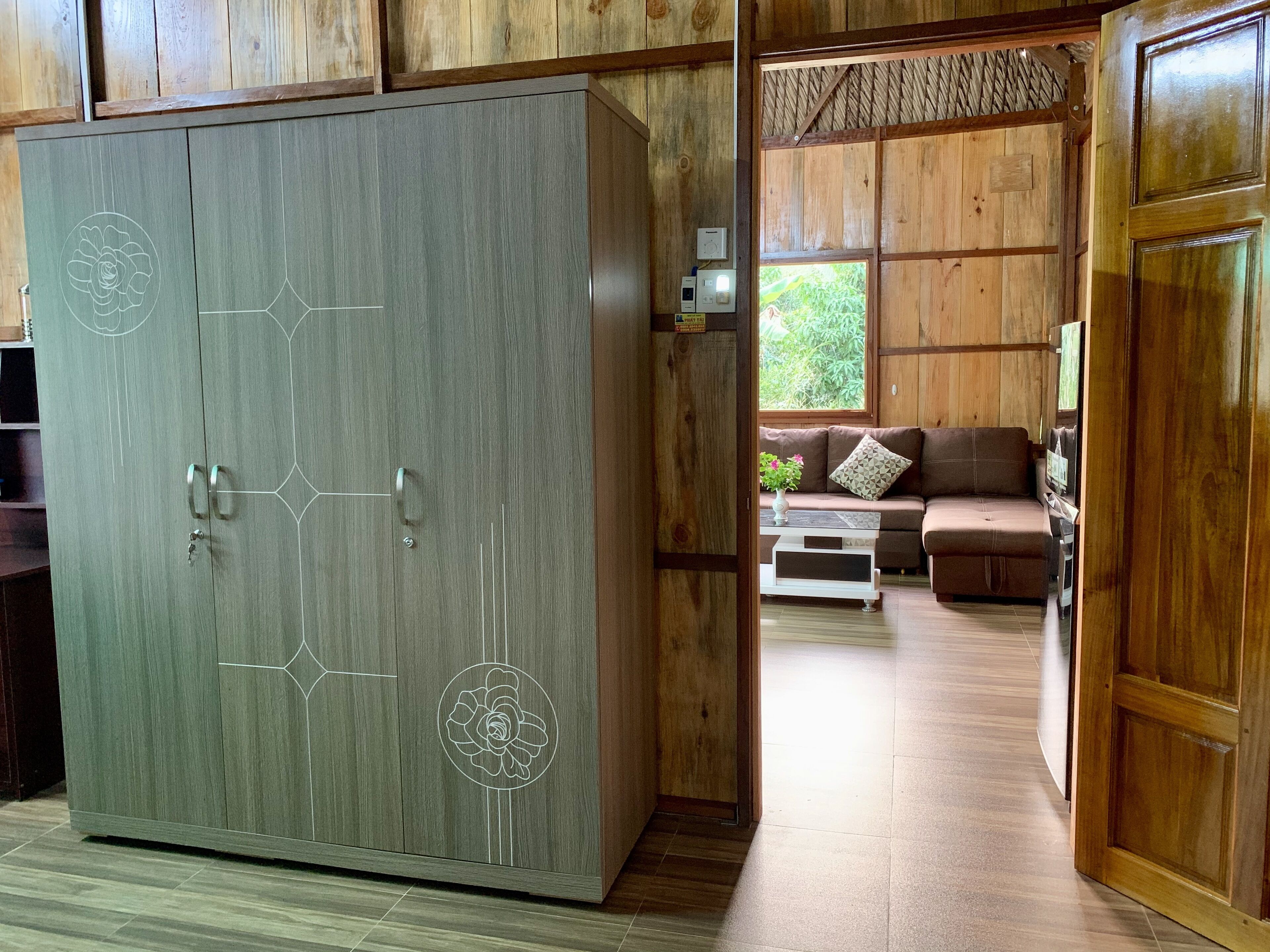 Une pièce comprenant une grande armoire, un canapé et une table basse.