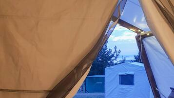 Deluxe Tent | Peralatan tempat tidur premium, dilengkapkan perabot secara berasingan