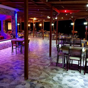 Breakfast, lunch and dinner served - Saros Tepe Camping (Gallipoli)